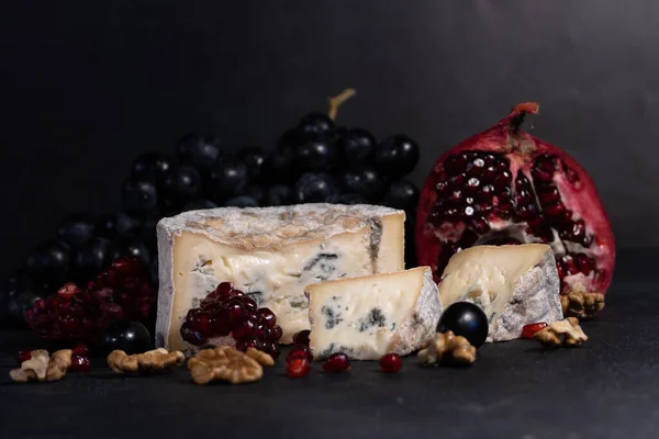 Nar, üzüm ve fındıklı Gorgonzola peyniri. El yapımı..