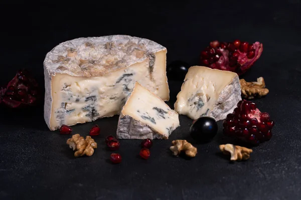 Nar, üzüm ve fındıklı Gorgonzola peyniri. El yapımı..