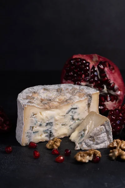 Nar, üzüm ve fındıklı Gorgonzola peyniri. El yapımı..