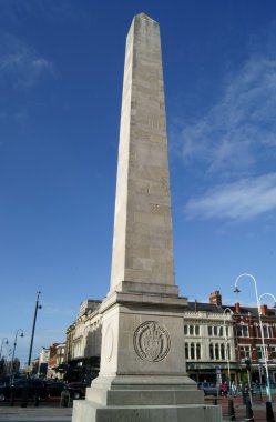 southport, İngiltere'de güzel bir güneşli bir savaş anıtı.