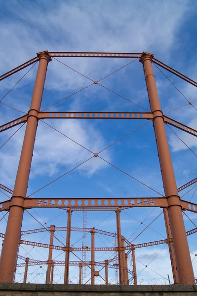 De lege natuurlijke gas tank towers in bolton, england. — Stockfoto