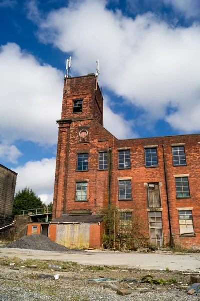 O velho edifício industrial de tijolos abandonados no noroeste da Inglaterra . — Fotografia de Stock