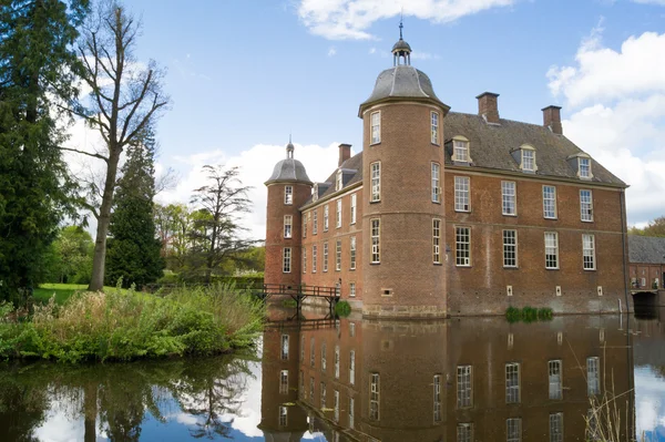 Dutch castle and moat — Stock Photo, Image