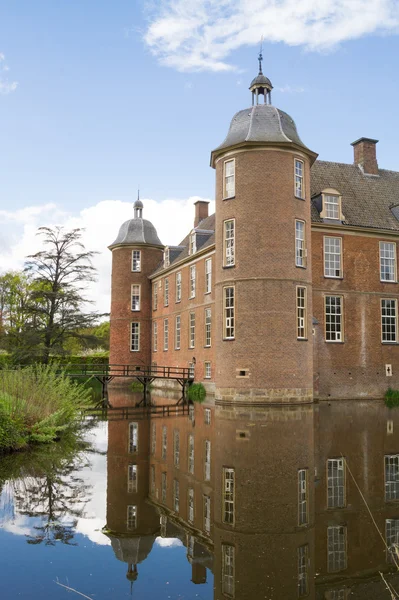 Zamek niderlandzki i fosa — Zdjęcie stockowe