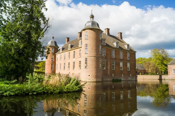 Nederlands kasteel en gracht — Stockfoto