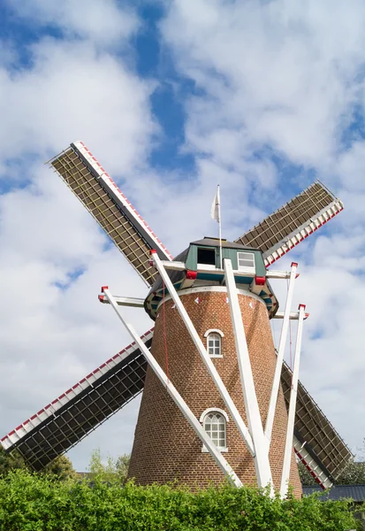 Gamla tegel väderkvarn — Stockfoto