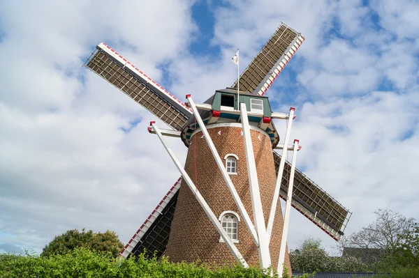 Gamla tegel väderkvarn — Stockfoto