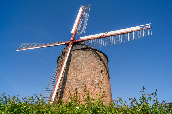 De oude bakstenen windmolen — Stockfoto