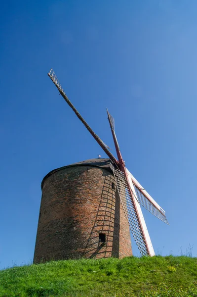 Gamla tegel väderkvarn — Stockfoto