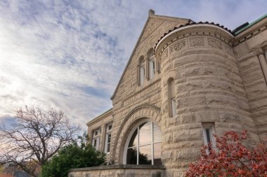 Dixon, Illinois, ABD - 16 Kasım 2021 - Eski tarihi kütüphane binası 1900 yılında sabah ışığında inşa edildi.