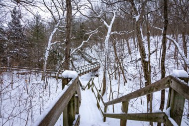 Yoğun bir kar yağışı sonrası yollar ve patikalar. Aç Rock Eyalet Parkı, Illinois, ABD.