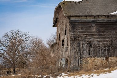 Eski ahşap ahır 1882 'de güneşli ama soğuk bir kış gününde inşa edilmiş. LaSalle County, Illinois, ABD.