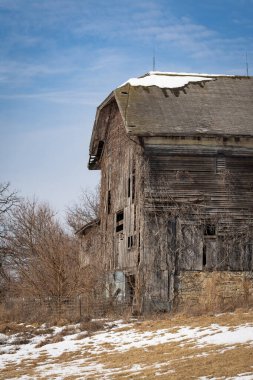 Eski ahşap ahır 1882 'de güneşli ama soğuk bir kış gününde inşa edilmiş. LaSalle County, Illinois, ABD.