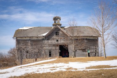 Eski ahşap ahır 1882 'de güneşli ama soğuk bir kış gününde inşa edilmiş. LaSalle County, Illinois, ABD.