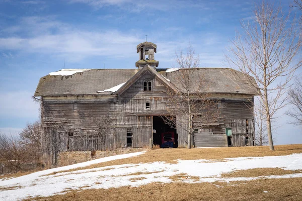 明るく寒い冬の日に1882年に建てられた古い木製の納屋 米国イリノイ州ラサール郡 ロイヤリティフリーのストック画像