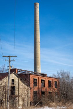Tren hattında terk edilmiş endüstriyel binalar. LaSalle County, Illinois, ABD.