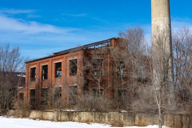 Tren hattında terk edilmiş endüstriyel binalar. LaSalle County, Illinois, ABD.