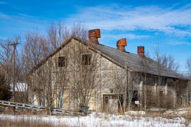 Tren hattında terk edilmiş endüstriyel binalar. LaSalle County, Illinois, ABD.