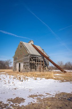 Eski terk edilmiş ahır ve taşıyıcı. LaSalle County, Illinois, ABD.