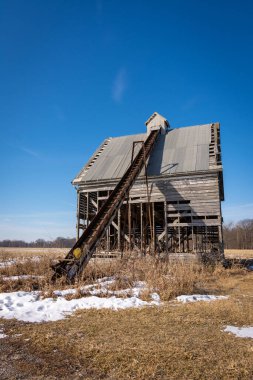 Eski terk edilmiş ahır ve taşıyıcı. LaSalle County, Illinois, ABD.
