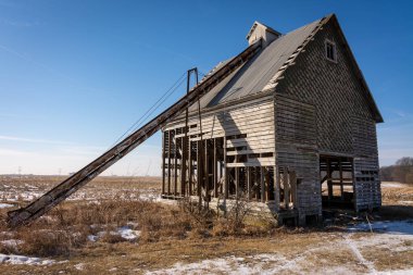 Eski terk edilmiş ahır ve taşıyıcı. LaSalle County, Illinois, ABD.