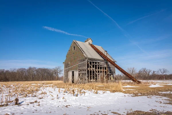 古い放棄された納屋とコンベア 米国イリノイ州ラサール郡 ロイヤリティフリーのストック写真