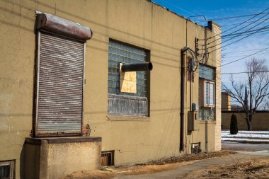 Terk edilmiş bir sanayi binasının paten panjuru. Ottawa, Illinois, ABD.