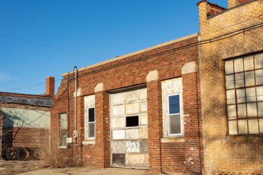 Parlak kış güneşinde terk edilmiş eski endüstriyel bina. LaSalle, Illinois, ABD.