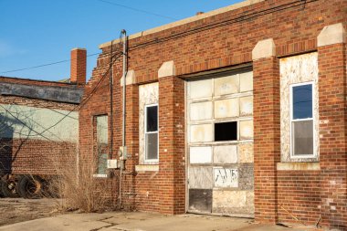 Parlak kış güneşinde terk edilmiş eski endüstriyel bina. LaSalle, Illinois, ABD.