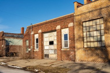 Parlak kış güneşinde terk edilmiş eski endüstriyel bina. LaSalle, Illinois, ABD.