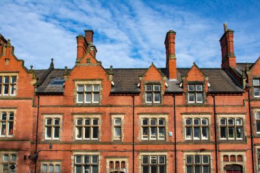 Old Courts, Wigan şehir merkezi, arkasında mavi gökyüzü var. 1880 'lerde inşa edilen bu bina tarihsel önemi nedeniyle 2. derece olarak listelenmiştir. Wigan, İngiltere.