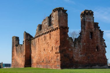 Penrith Kalesi 'nde güzel bir bahar günü ve arkasında mavi gökyüzü var. Penrith Kalesi 14. yüzyılın sonlarında Ralph Neville tarafından kuruldu ve bu bölgeyi İskoç 'lara karşı savunmada önemli bir rol oynadı. Penrith, Cumbria, İngiltere.