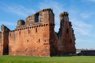 Penrith Kalesi 'nde güzel bir bahar günü ve arkasında mavi gökyüzü var. Penrith Kalesi 14. yüzyılın sonlarında Ralph Neville tarafından kuruldu ve bu bölgeyi İskoç 'lara karşı savunmada önemli bir rol oynadı. Penrith, Cumbria, İngiltere.