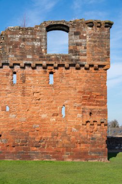 Penrith Kalesi 'nde güzel bir bahar günü ve arkasında mavi gökyüzü var. Penrith Kalesi 14. yüzyılın sonlarında Ralph Neville tarafından kuruldu ve bu bölgeyi İskoç 'lara karşı savunmada önemli bir rol oynadı. Penrith, Cumbria, İngiltere.