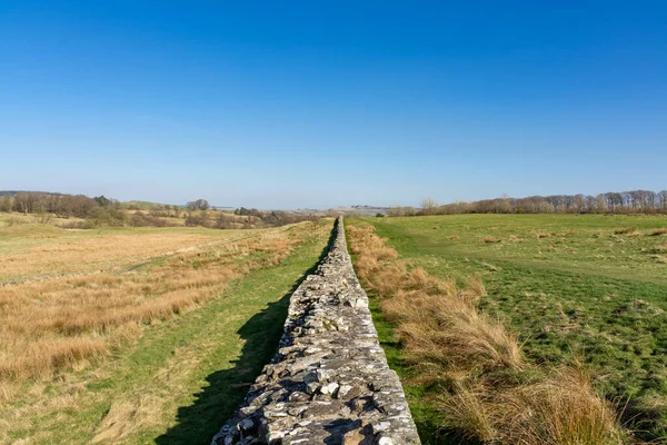 Hadrian Duvarı (ayrıca Roma Seddi olarak da bilinir), Roma 'nın Britanya eyaletinin 122 yılında Hadrian hükümdarlığında başlatılan eski bir savunma kalesidir. Brampton, İngiltere.