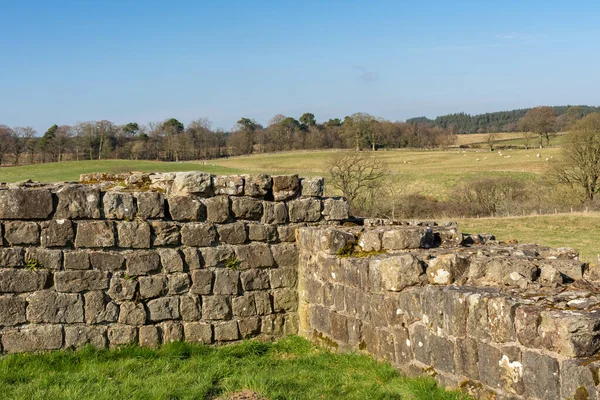 Hadrian Duvarı (ayrıca Roma Seddi olarak da bilinir), Roma 'nın Britanya eyaletinin 122 yılında Hadrian hükümdarlığında başlatılan eski bir savunma kalesidir. Brampton, İngiltere.