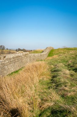 Hadrian Duvarı (ayrıca Roma Seddi olarak da bilinir), Roma 'nın Britanya eyaletinin 122 yılında Hadrian hükümdarlığında başlatılan eski bir savunma kalesidir. Brampton, İngiltere.