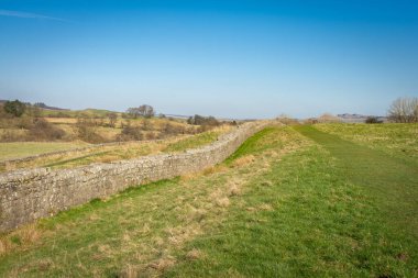 Hadrian Duvarı (ayrıca Roma Seddi olarak da bilinir), Roma 'nın Britanya eyaletinin 122 yılında Hadrian hükümdarlığında başlatılan eski bir savunma kalesidir. Brampton, İngiltere.