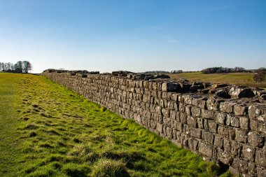 Hadrian Duvarı (ayrıca Roma Seddi olarak da bilinir), Roma 'nın Britanya eyaletinin 122 yılında Hadrian hükümdarlığında başlatılan eski bir savunma kalesidir. Brampton, İngiltere.