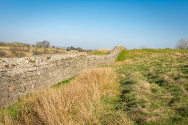 Hadrian Duvarı (ayrıca Roma Seddi olarak da bilinir), Roma 'nın Britanya eyaletinin 122 yılında Hadrian hükümdarlığında başlatılan eski bir savunma kalesidir. Brampton, İngiltere.
