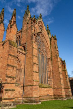 Bahar güneşinde Carlisle Katedrali. İngiltere 'nin en küçük ikinci antik katedrali Augustinian manastırı olarak kuruldu ve 1133 yılında bir katedral oldu. Carlisle, Cumbria, İngiltere.