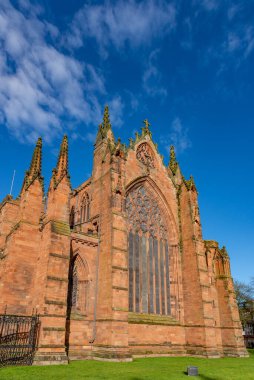 Bahar güneşinde Carlisle Katedrali. İngiltere 'nin en küçük ikinci antik katedrali Augustinian manastırı olarak kuruldu ve 1133 yılında bir katedral oldu. Carlisle, Cumbria, İngiltere.