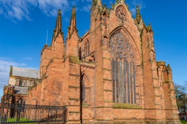 Bahar güneşinde Carlisle Katedrali. İngiltere 'nin en küçük ikinci antik katedrali Augustinian manastırı olarak kuruldu ve 1133 yılında bir katedral oldu. Carlisle, Cumbria, İngiltere.
