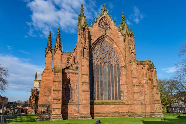 Bahar güneşinde Carlisle Katedrali. İngiltere 'nin en küçük ikinci antik katedrali Augustinian manastırı olarak kuruldu ve 1133 yılında bir katedral oldu. Carlisle, Cumbria, İngiltere.