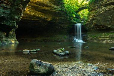 Bir yaz sabahı çağlayan şelale. Matthiessen Eyalet Parkı, Illinois, ABD.