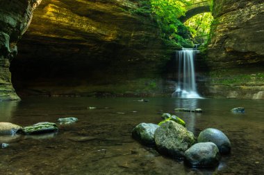 Bir yaz sabahı çağlayan şelale. Matthiessen Eyalet Parkı, Illinois, ABD.