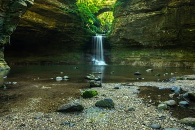 Bir yaz sabahı çağlayan şelale. Matthiessen Eyalet Parkı, Illinois, ABD.