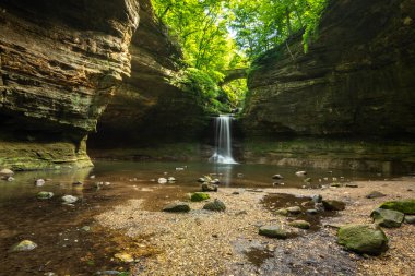 Bir yaz sabahı çağlayan şelale. Matthiessen Eyalet Parkı, Illinois, ABD.