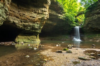 Bir yaz sabahı çağlayan şelale. Matthiessen Eyalet Parkı, Illinois, ABD.