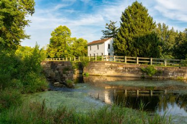Gün batımı yaklaşırken tarihi Illinois ve Michigan Kanalı boyunca Locktenders evleri ve kanalları kilitleniyor. Aux Sable, Illinois, ABD.